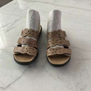 CLARK’S Leisa Spring Slide Sandal Flat Tan Nude Leather adjustable Sz 7 summer